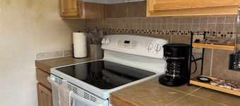 Newly Updated- Top Floor- Bona Nook