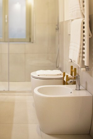 Shower, hair dryer, bidet, towels - Studio Sant'Alessandro 22 - Sostify (Bergamo)