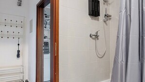 A bathroom with a bathtub, a shower, and a toilet. - Exklusiv | Küche | Office | Streaming+Minibar 6311 (Bonn)