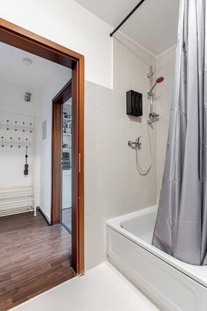 Ein Badezimmer mit Badewanne, Dusche und Toilette.