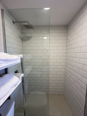 Dusche, Handtücher, Seife, Toilettenpapier