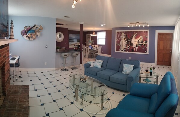 Smart TV, chimenea, libros