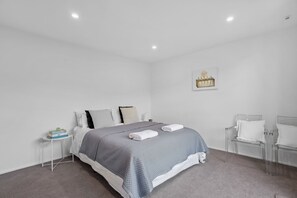 5 bedrooms, WiFi, bed sheets