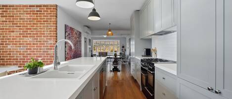 Réfrigérateur, micro-ondes, lave-vaisselle, cafetière/bouilloire