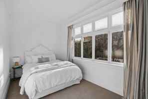5 bedrooms, WiFi, bed sheets