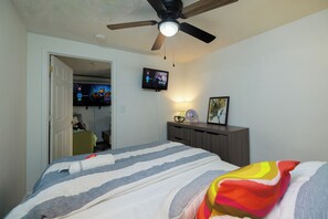 2 Schlafzimmer, Schreibtisch, B�ügeleisen/Bügelbrett, Reisekinderbett