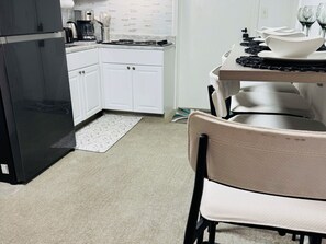Réfrigérateur, micro-ondes, plaque de cuisson, cafetière/bouilloire