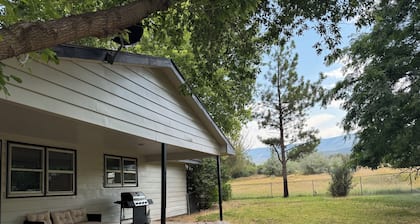 Soothing farmhouse with horse paddock. 5 minutes from ski resort