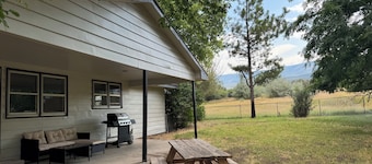 Soothing farmhouse with horse paddock on the Grand Mesa, largest flattop mt.