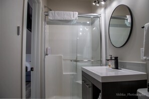 Sèche-cheveux, serviettes fournies, savon, shampoing