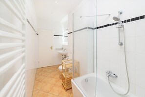 Dusche, Haartrockner, Handtücher, Seife