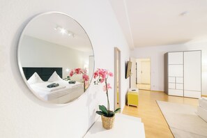 3 habitaciones, tabla de planchar con plancha y cuna de viaje