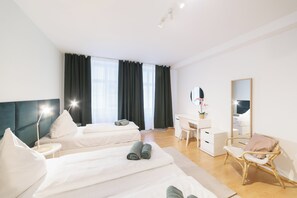 3 habitaciones, tabla de planchar con plancha y cuna de viaje