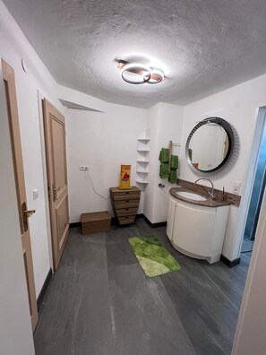 Douche, séchoir à cheveux, serviettes fournies, savon