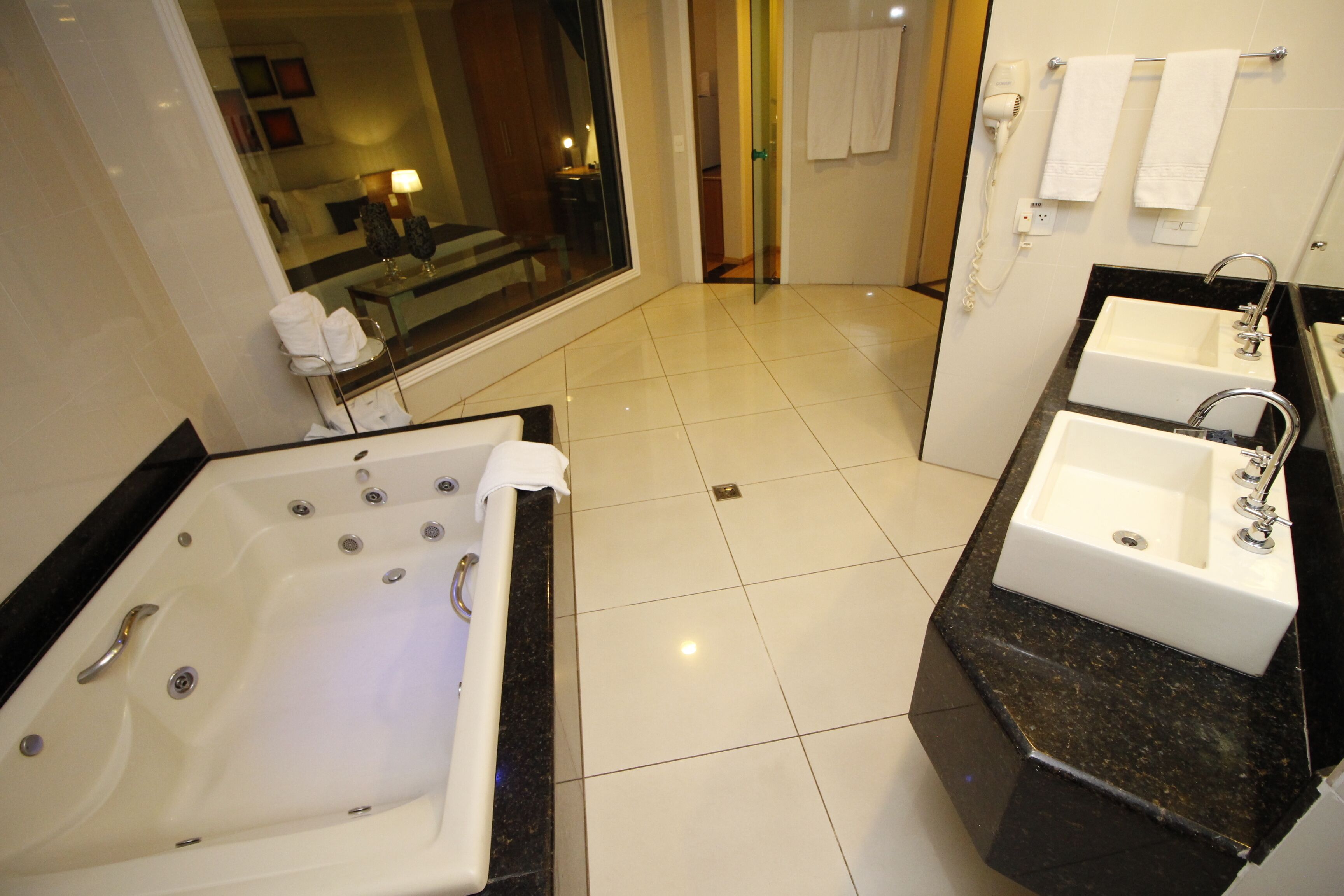 Suíte premium, vista para a cidade | Banheiro | Secador de cabelo, toalhas de banho, sabonete, shampoo