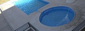 Una piscina al aire libre de temporada