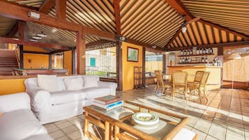 Deluxe Villa | Bar (on property)