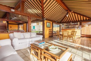 Deluxe Villa | Bar (on property)