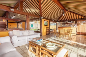 Deluxe Villa | Bar (on property)