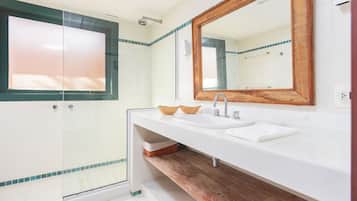 Biệt thự Deluxe | Phòng tắm | Buồng tắm vòi sen, máy sấy tóc, khăn tắm, giấy vệ sinh
