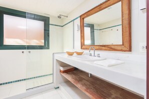 Villa Deluxe | Baño | Regadera, secadora de cabello, toallas, papel de baño