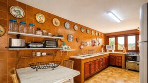 Villa | Cocina privada | Cafetera y tetera, refrigerador, microondas y utensilios de cocina