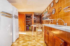 Deluxe Villa | Private kitchen | Fridge, microwave, coffee/tea maker, cookware/dishes/utensils