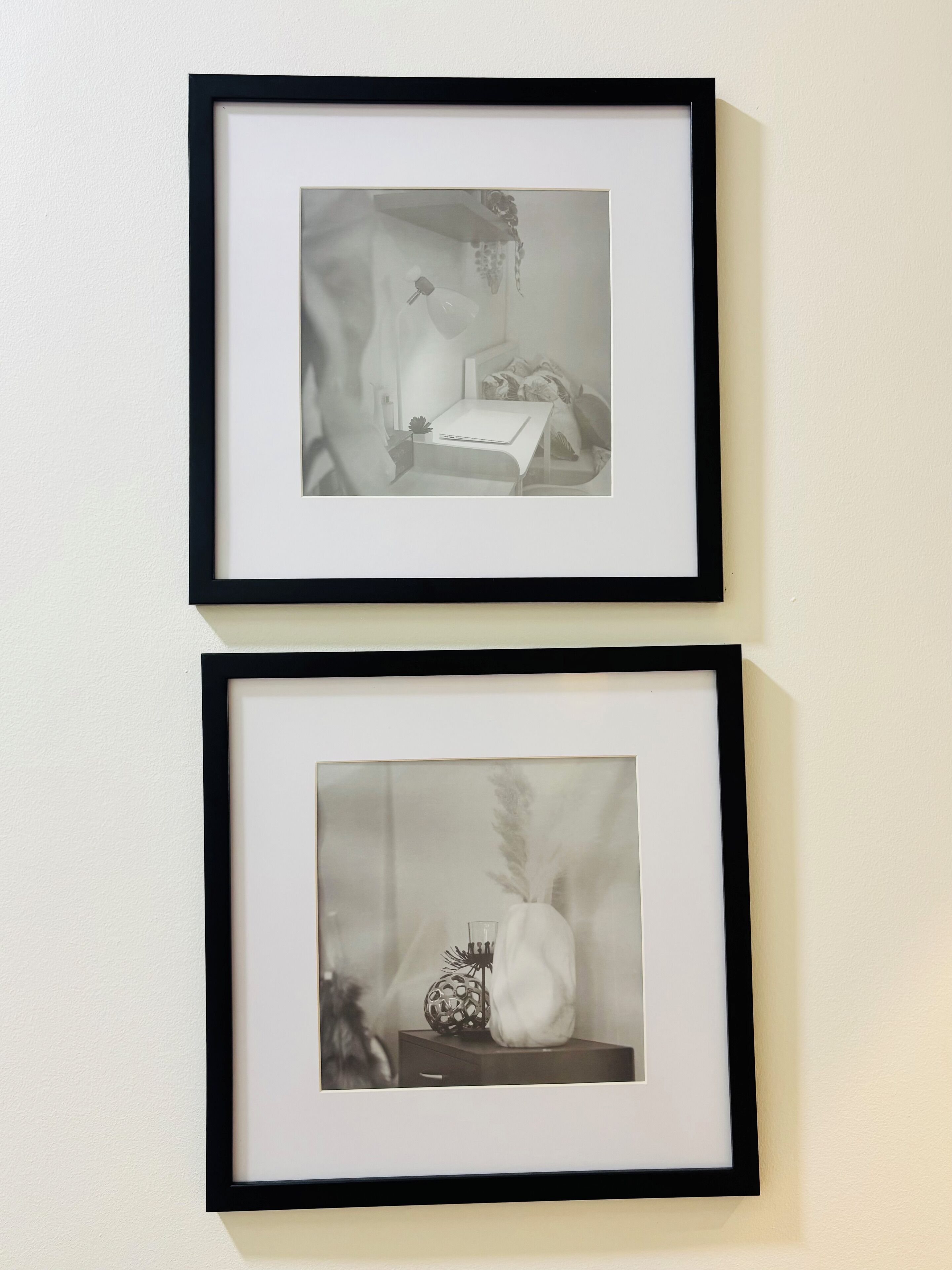 Dos fotografías enmarcadas en negro sobre una pared.