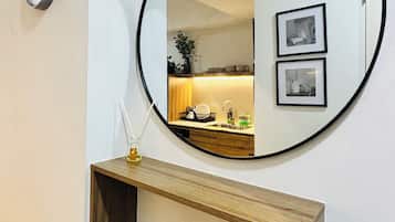 Studio, 1 Bedroom, Accessible, Pool View | Interior