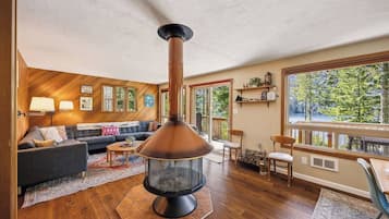 Chimenea y libros