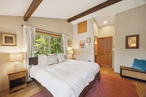3 bedrooms, desk, iron/ironing board, free WiFi