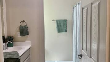 Douche, sèche-cheveux, bidet, serviettes fournies
