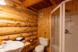 Douche, serviettes fournies, savon, papier toilette