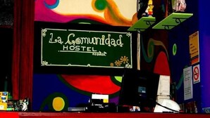 A colorful sign for 'La Comunidad Hostel' with a modern, artistic design. - La Comunidad Hostel (Rosario)
