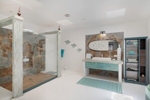 Shower, hair dryer, towels - Vacation Villa 'Lunamoon' with Private Pool, Wi-Fi and Air Conditioning (Unknown)