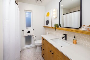 公寓, 1 張加大雙人床及 1 張梳化床, 廚房 | 浴室