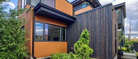 Vista frontal de la propiedad