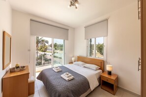 3 chambres, fer et planche à repasser, Wi-Fi, draps fournis
