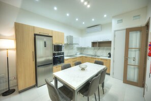 Kühlschrank, Mikrowelle, Ofen, Geschirrspüler
