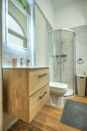Dusche, Haartrockner, Handtücher, Seife