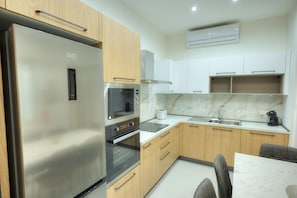 Refrigerador, microondas, horno, lavavajillas
