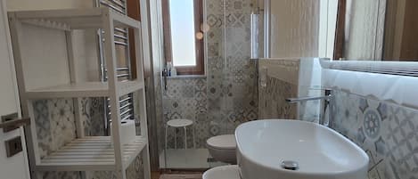 Douche, sĂšche-cheveux, serviettes fournies