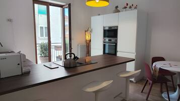 Kühlschrank, Mikrowelle, Ofen, Geschirrspüler