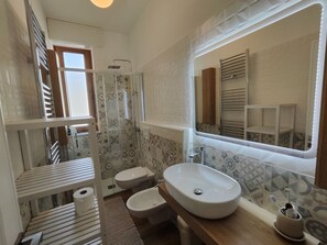 Douche, sĂšche-cheveux, serviettes fournies