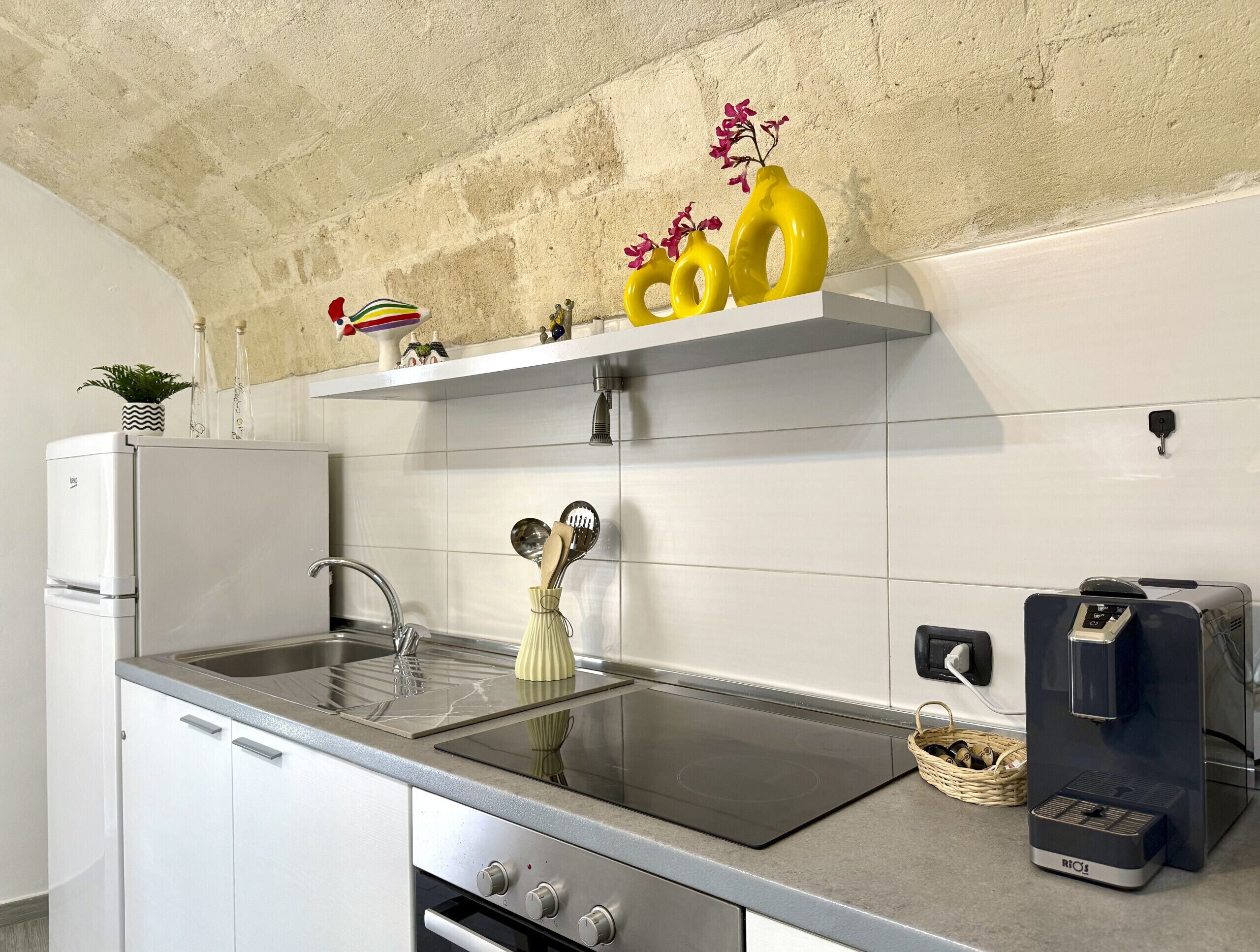 Kühlschrank, Mikrowelle, Wasserkocher mit Kaffee-/Teezubehör