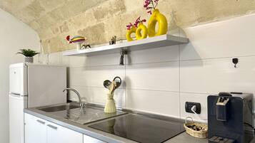 Kühlschrank, Mikrowelle, Wasserkocher mit Kaffee-/Teezubehör