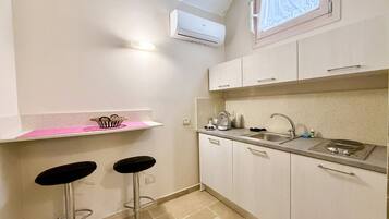 Kühlschrank, Wasserkocher mit Kaffee-/Teezubehör