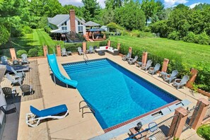 Utendørsbasseng og et oppvarmet basseng