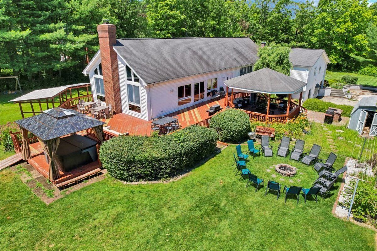 Een huis met een terras, een overdekte patio en een vuurplaats.