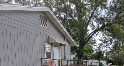 Cozy studio in enjoyable Graceville with WiFi, AC
